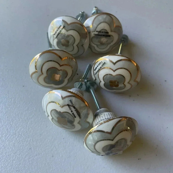 Set of 7 NWT Anthropologie Clover Knobs - Picture 2 of 6
